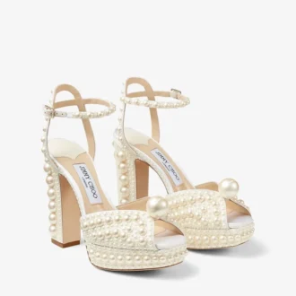 Sacaria Platform 120 – Weiße Plateau-Sandalen aus Satin mit durchgehender Perlenverzierung