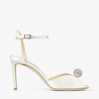 Sacora 85 Sandalen aus elfenbeinfarbenem Satin mit kristallverzierter Kugel