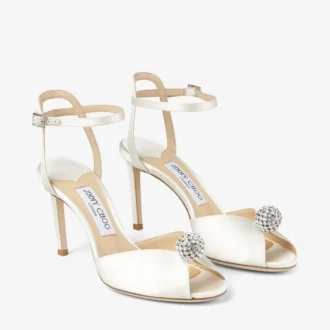 Sacora 85 Sandalen aus elfenbeinfarbenem Satin mit kristallverzierter Kugel