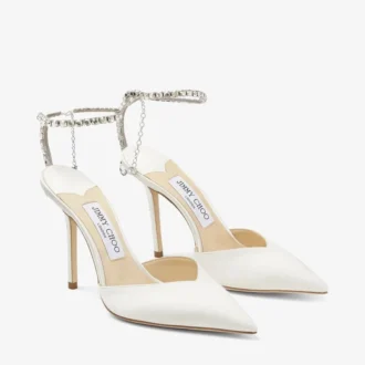 Saeda 100 Pumps aus elfenbeinfarbenem Satin mit Kristallverzierung