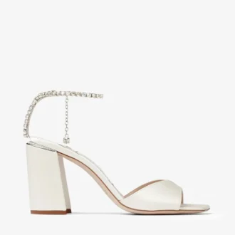 Saeda Sandale Blockabsatz 85 Elfenbeinfarbene Satin-Sandalen mit Blockabsatz und Kristallkette
