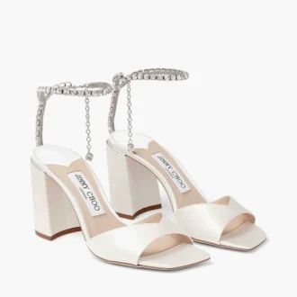 Saeda Sandale Blockabsatz 85 Elfenbeinfarbene Satin-Sandalen mit Blockabsatz und Kristallkette