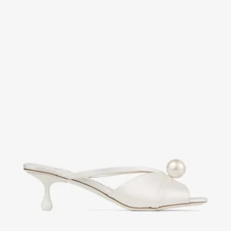 Siva Mule 50 Mule aus elfenbeinfarbenem Satin mit Perlenverzierung