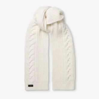 Yukiko Cable Latte Zopfmuster-Schal mit Leder-Logo-Anhänger