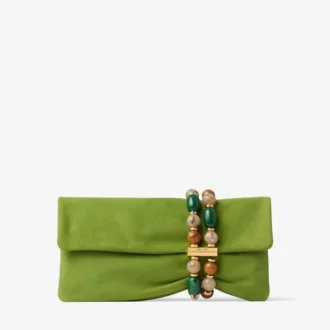 Zandra Clovers Clutch aus Wildleder mit Perlenarmband