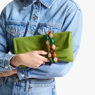 Zandra Clovers Clutch aus Wildleder mit Perlenarmband