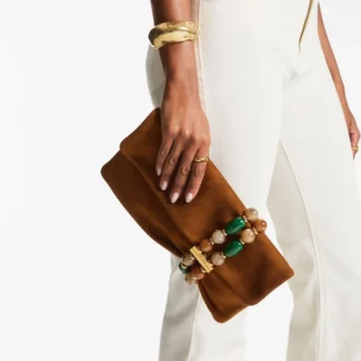 Zandra Clutch aus hellbraunem Wildleder mit Perlenarmband